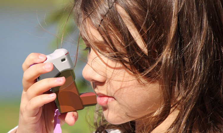 Young girl with CapMedic inhaler