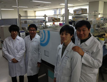 Dr Weon Sup Lee (far right) and members of his team alongside the Optim 1000         