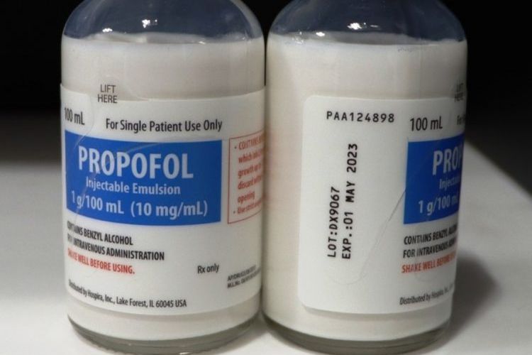 Photo of affected lot - PROPOFOL Injectable Emulsion, USP (contains benzyl alcohol) 100 mL Single Patient Use, Glass Fliptop Vial. Lot DX9067 [Credit: Pfizer].