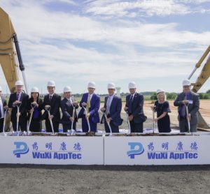 Governor John Carney, Lieutenant Governor Bethany Hall-Long, Mayor Kenneth Branner Jr, Delaware Prosperity Partnership President Kurt Foreman, WuXi AppTec Chairman and CEO Dr Ge Li, WuXi AppTec Co-CEO and WuXi STA CEO Dr Minzhang Chen, and others celebrating the groundbreaking for the WuXi STA Middletown campus [Credit: WuXi STA].