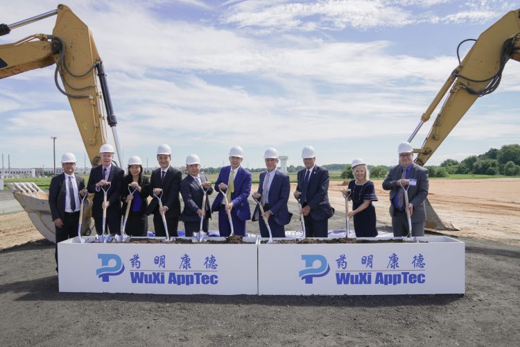 Governor John Carney, Lieutenant Governor Bethany Hall-Long, Mayor Kenneth Branner Jr, Delaware Prosperity Partnership President Kurt Foreman, WuXi AppTec Chairman and CEO Dr Ge Li, WuXi AppTec Co-CEO and WuXi STA CEO Dr Minzhang Chen, and others celebrating the groundbreaking for the WuXi STA Middletown campus [Credit: WuXi STA].