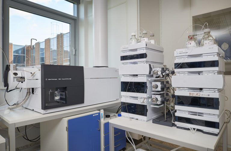 Twodimensional liquid chromatography (2DLC) with multiple heart