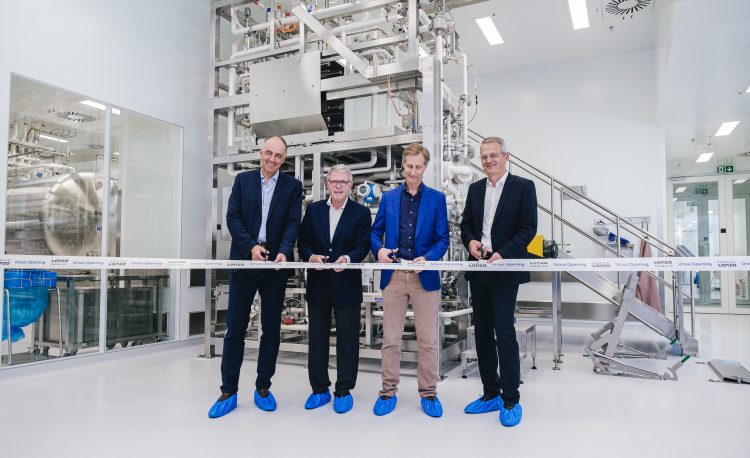 The official opening of the bioconjugation facility was conducted by Christophe Darbellay, Conseiller d'Etat, Chef du Département de l'Economie et de la Formation du Canton du Valais; Albert M Baehny, Chairman of the Board of Directors of Lonza; Dr Perlroth, Chief Executive Officer of Kodiak Sciences; and Pierre-Alain Ruffieux, Chief Executive Officer of Lonza [Credit: Lonza].